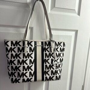 Michael Kors Purse. Great condition, used for a month.